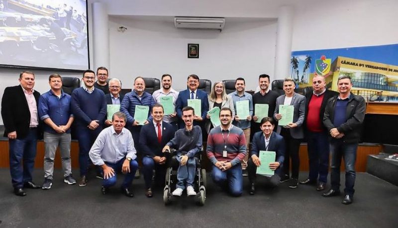 Parlamentares comemoram aprova&ccedil;&atilde;o depois de estudos com t&eacute;cnicos e audi&ecirc;ncias com a comunidade. – Foto: Divulga&ccedil;&atilde;o Mauro Schlickan