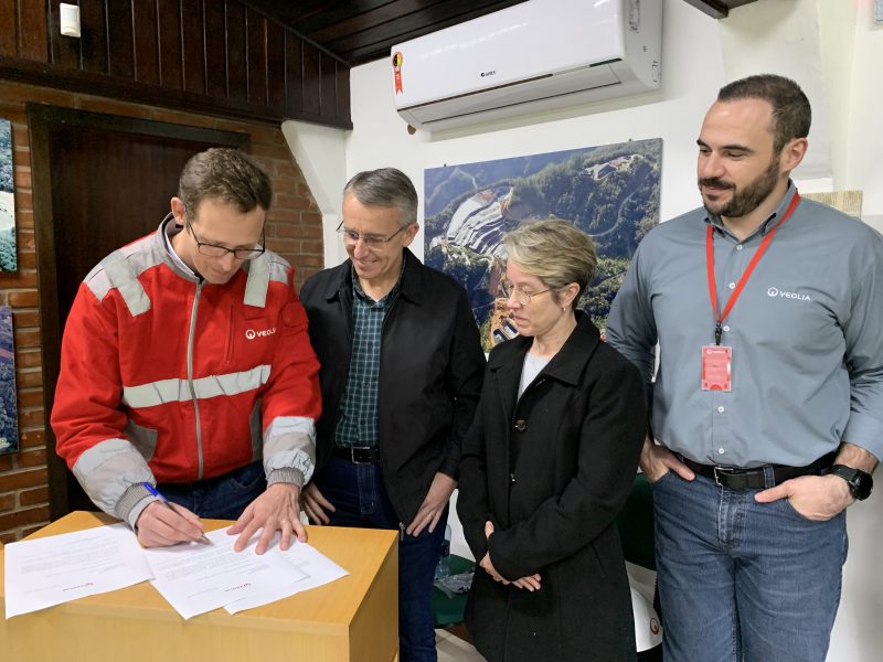 Diretores da Veolia Brasil assinam patroc&iacute;nio da maior cuca – Foto: Veolia Brasil