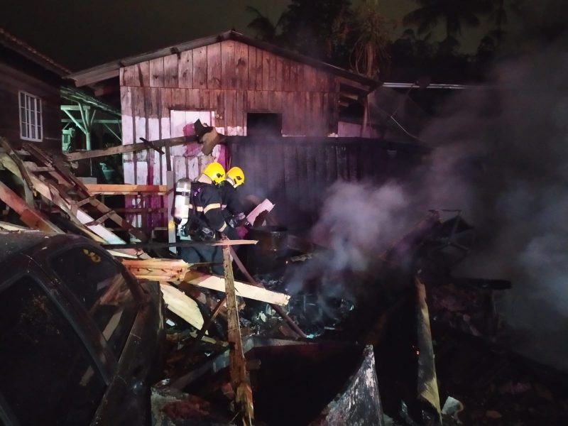 Casa de madeira foi completamente destru&iacute;da pelas chamas – Foto: Divulga&ccedil;&atilde;o/CBM SC/ND