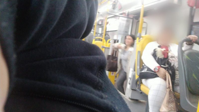 Mulher carrega galo dentro do ônibus