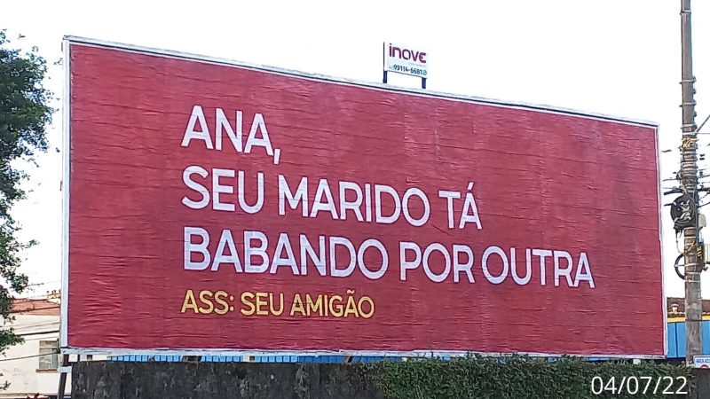 Mensagem fixada em outdoor intriga moradores de Brusque &#8211; Foto: Divulgação/ND