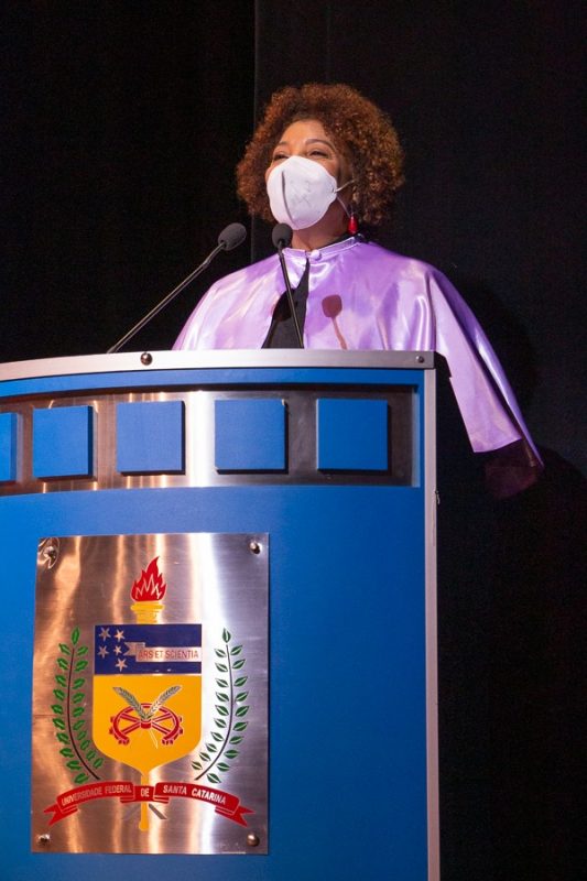 Entre os compromissos de Joana na UFSC est&atilde;o a condu&ccedil;&atilde;o de a&ccedil;&otilde;es de acolhimento a mulheres v&iacute;timas de viol&ecirc;ncia, a popula&ccedil;&atilde;o LGBTQIA+, negros, quilombolas e ind&iacute;genas vitimas de viol&ecirc;ncia – Foto: Divulga&ccedil;&atilde;o/ND