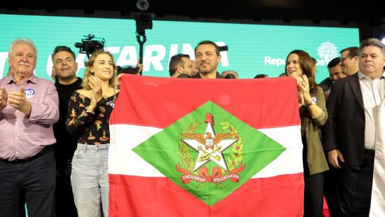 Carlos Moisés reúne 2 mil pessoas e 100 prefeitos de SC em evento de pré-candidatura