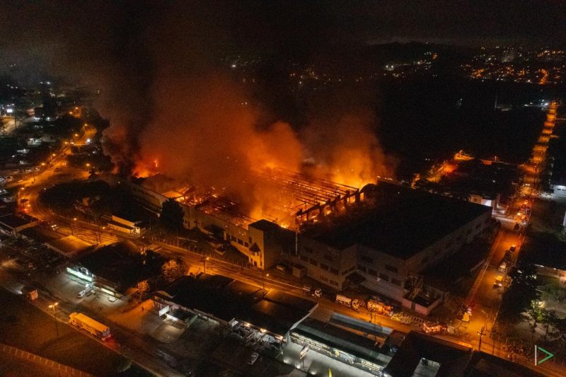 Incêndio destruiu galpão em Blumenau