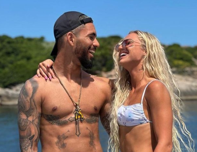 Alisha Lehmann, namorada do craque, curte f&eacute;rias com Douglas Luiz – Foto: Instagram