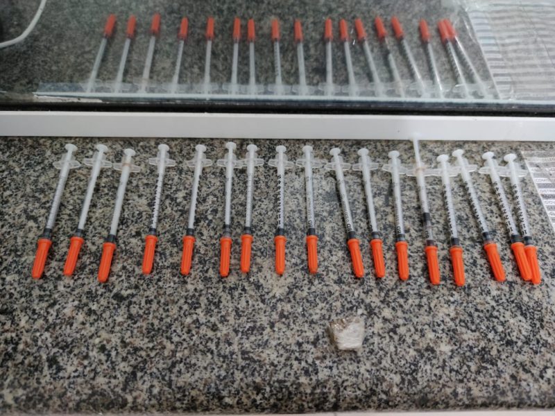 Policiais encontraram na casa do agressor diversas seringas com droga injet&aacute;vel – Foto: Pol&iacute;cia Militar/Divulga&ccedil;&atilde;o
