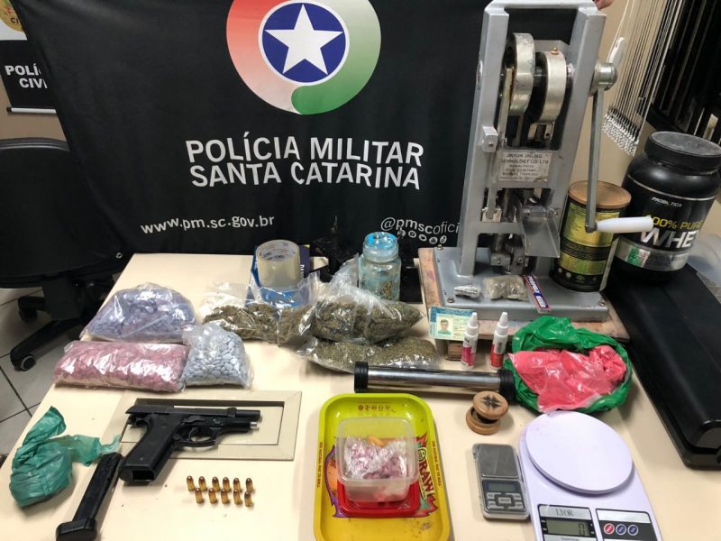 Pistola, prensas e drogas foram apreendidas pela Pol&iacute;cia Militar – Foto: Divulga&ccedil;&atilde;o/PMSC/ND