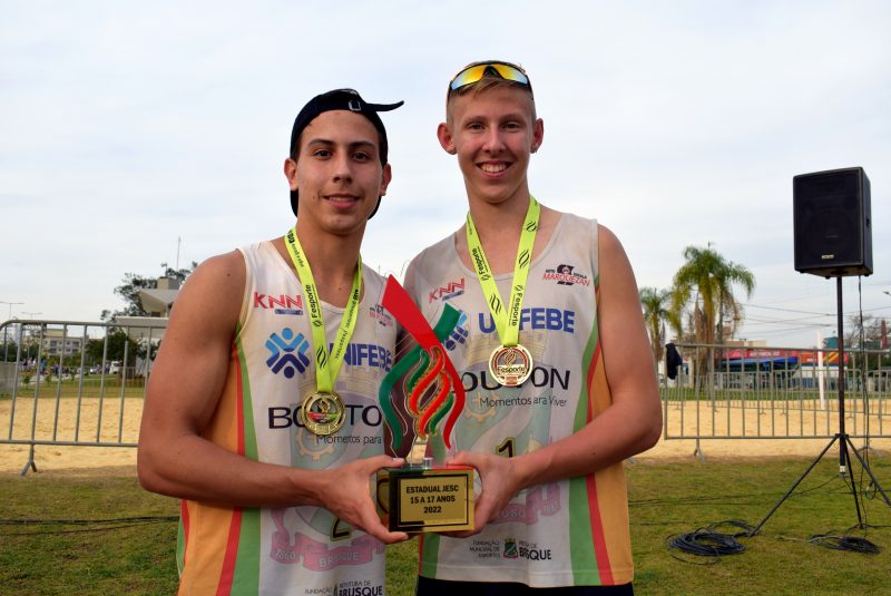Paulo Henrique Hodecker e Diego Werner, da Escola Estadual Monsenhor Greg&oacute;rio Locks, de Brusque ficaram com o trof&eacute;u e o primeiro lugar no V&ocirc;lei de Praia Masculino – Foto: Picasa/ND