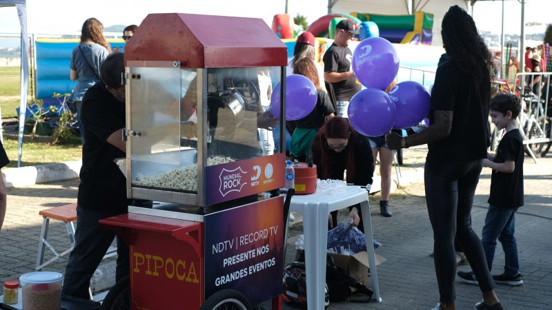 Pipoca e bal&otilde;es foram entregues gratuitamente ao p&uacute;blico – Foto: Ada Bahl/ND