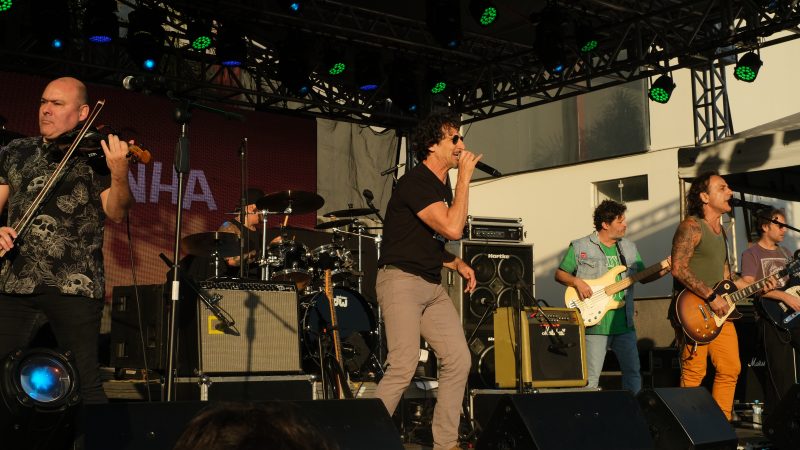 A expectativa cresce quando os man&eacute;zinhos sobrem ao palco – Foto: Ada Bahl/ND