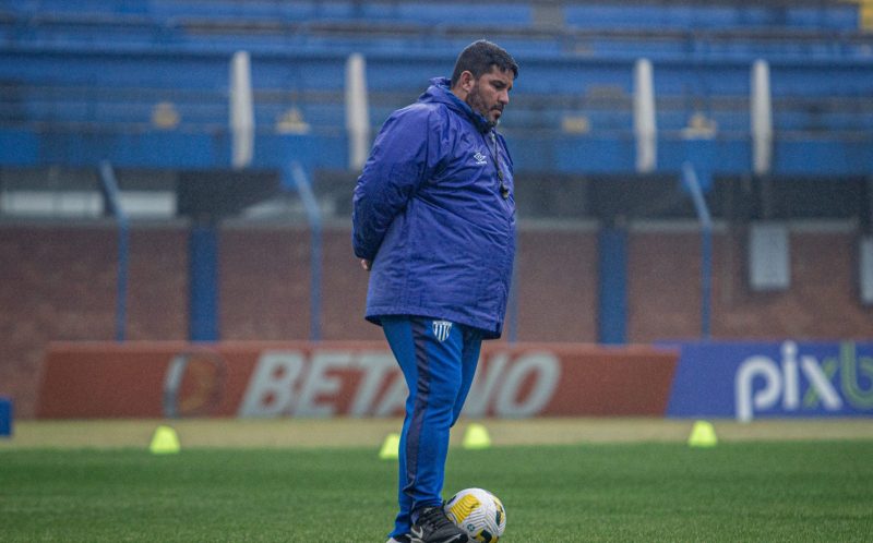 Eduardo Barroca terá muitos desfalques para o jogo contra o Ceará