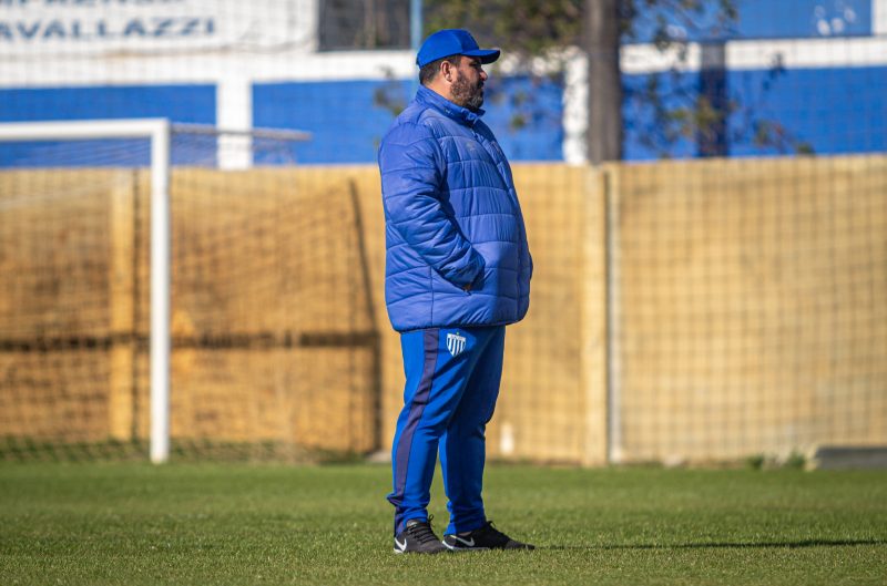 Eduardo Barroca durante treino do Avaí 