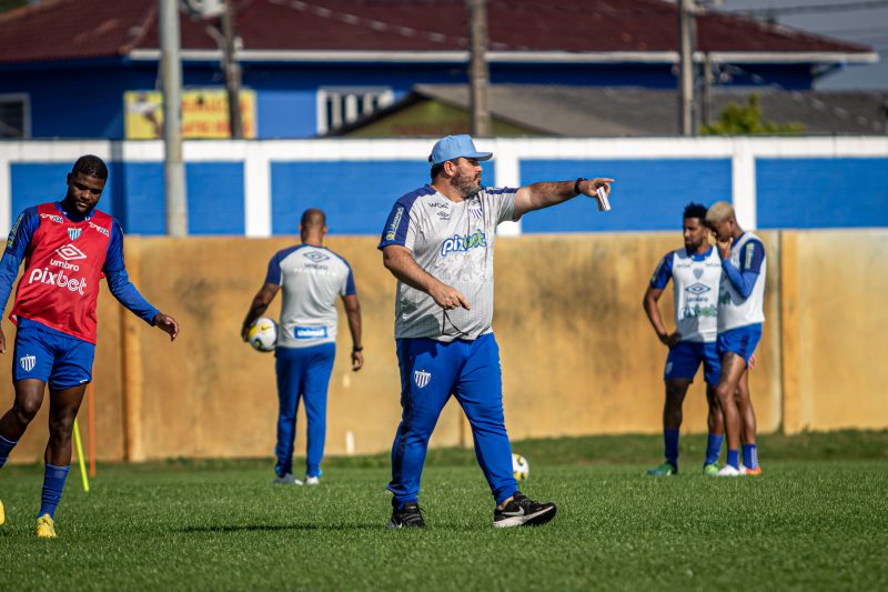 Eduardo Barroca tem a missão de melhorar o retrospecto do Avaí como visitante