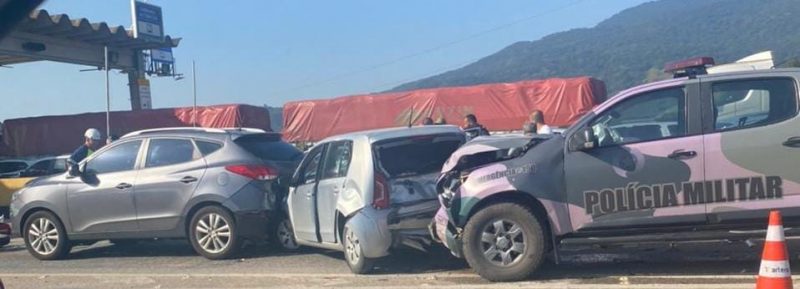 Ve&iacute;culos se envolvem em engavetamento no ped&aacute;gio de Porto Belo – Foto: Reprodu&ccedil;&atilde;o/ND