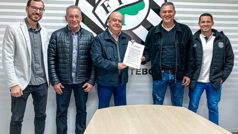 Jo&atilde;o Davi, Ant&ocirc;nio Miranda, Norton Boppr&eacute;, Genilson Alves e Lucas Klein, formalizando a parceria para a abertura de escolinhas do Figueirense – Foto: Patrick Floriani/FFC