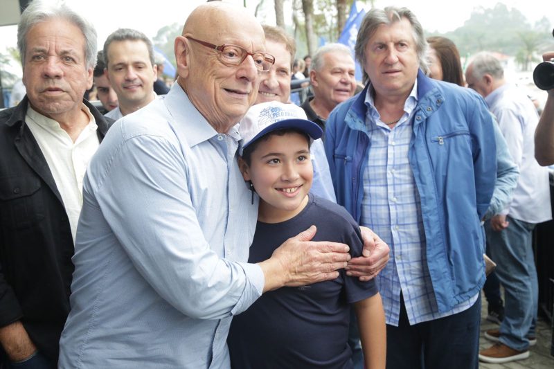 Na foto, Amin est&aacute; abra&ccedil;ado ao garotinho e tem, perto dele, Leonel Pavan, do PSDB – Foto: Jerferson Baldo/Divulga&ccedil;&atilde;o/Nd