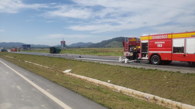 &Aacute;rea em que o acidente aconteceu foi isolada pelos bombeiros por risco de explos&atilde;o. – Foto: Divulga&ccedil;&atilde;o/ Corpo de Bombeiros Volunt&aacute;rios de Ilhota/ ND