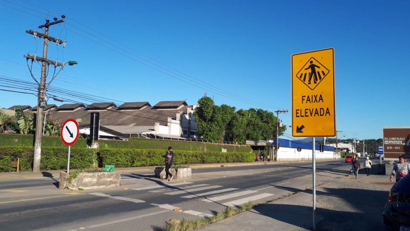 Moradores estranham coloca&ccedil;&atilde;o de placas sem implanta&ccedil;&atilde;o de faixa elevada – Foto: Vilmar Herkenhoff/Divulga&ccedil;&atilde;o/ND
