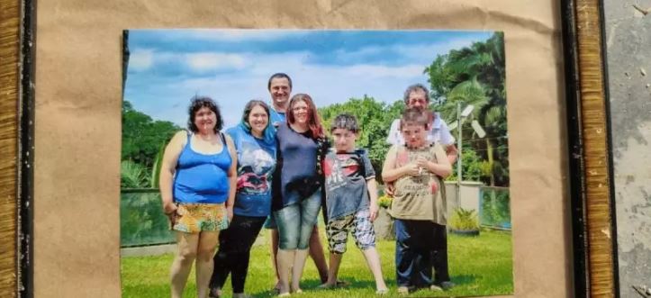 Da esquerda para a direita: av&oacute; de Gessica, Gessica, Claudinei Tizon (atr&aacute;s), Claudete Tizon (m&atilde;e da v&iacute;tima), av&ocirc; de Gessica (materno) – Foto: Reprodu&ccedil;&atilde;o/ND