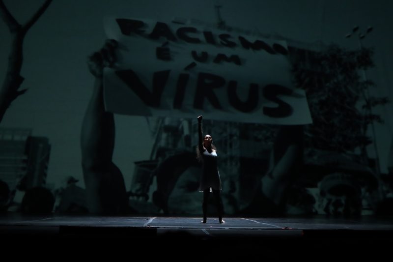 Ana Luiza Mendes foi uma das bailarinas a trazer a cr&iacute;tica social ao palco do festival – Foto: Maykon Lammerhirt/Divulga&ccedil;&atilde;o