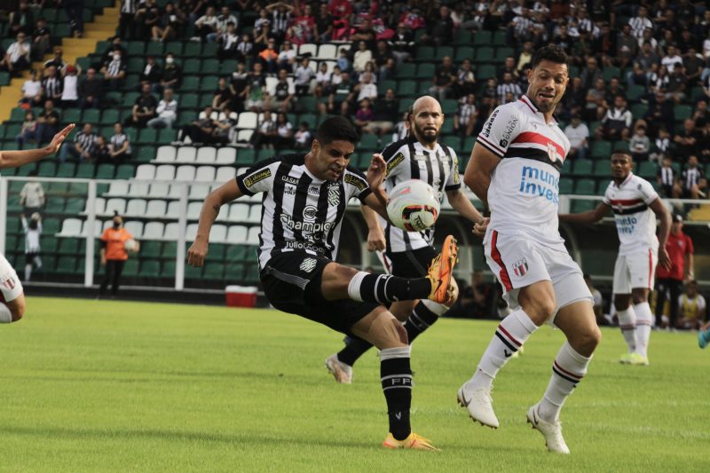 Lucas Costa não treina com elenco do Paysandu e é dúvida para