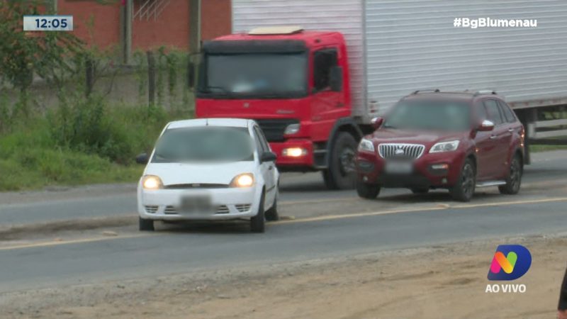 Motoristas cruzam de forma irregular a BR-470 para acessar desvio ap&oacute;s fechamento de via por causa de inc&ecirc;ndio – Foto: NDTV/Adriano Raulino