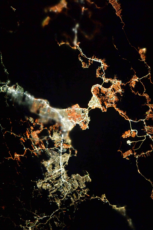 Registro feito do espa&ccedil;o mostra regi&atilde;o Continental e Central de Florian&oacute;polis &mdash; Foto: Samantha Cristoforetti/Reprodu&ccedil;&atilde;o/ND