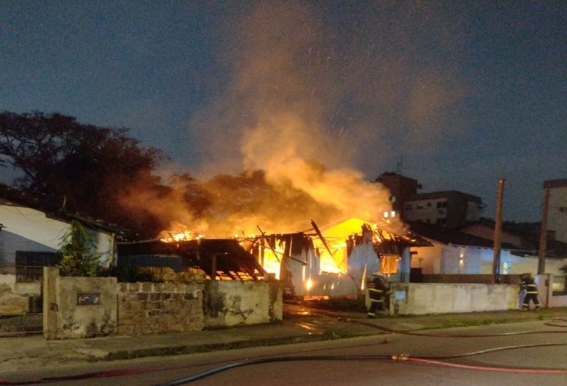 VÍDEO: Chamas consomem casa na área central de Joinville