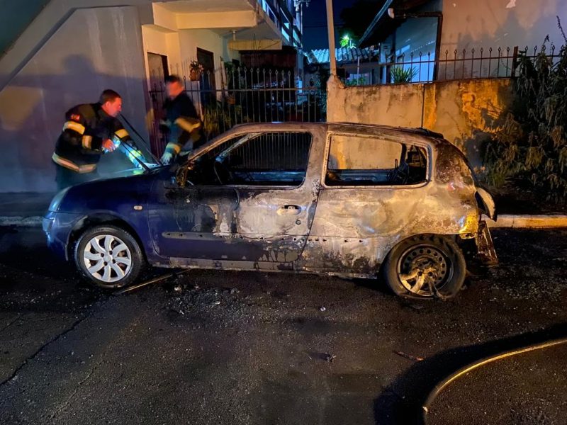 Testemunhas contaram &agrave; pol&iacute;cia que viram um motociclista jogando o que parecia com um “coquetel molotov” contra o carro estacionado – Foto: Pol&iacute;cia Militar de Itaja&iacute;/Divulga&ccedil;&atilde;o/ND