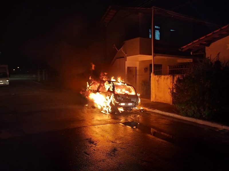 Carro &eacute; destru&iacute;do por fogo causado por suposto ‘coquetel molotov’ em Itaja&iacute; – Foto: Pol&iacute;cia Militar de Itaja&iacute;/Divulga&ccedil;&atilde;o/ND
