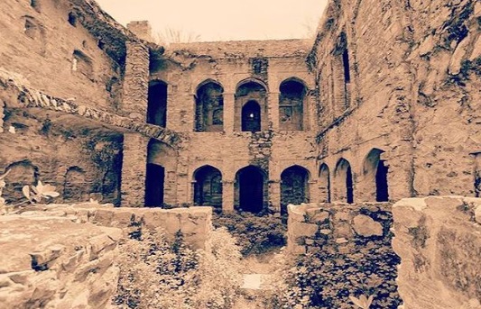 O local &eacute; um ponto tur&iacute;stico que s&oacute; pode ser visitado durante o dia – Foto: @bhangarhfort1613/Divulga&ccedil;&atilde;o/ND