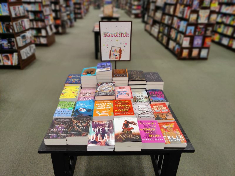 Maior rede de livrarias dos EUA tem setores dedicados aos livros favoritos do TikTok – Foto: Foto Barnes and Nobles