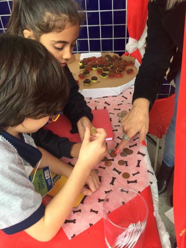Para ajudar nos custos e cuidados dos cachorros, alunos fazem a venda de comida na unidade – Foto: EM CAIC Professor Desembargador Francisco Jos&eacute; Rodrigues de Oliveira/Divulga&ccedil;&atilde;o