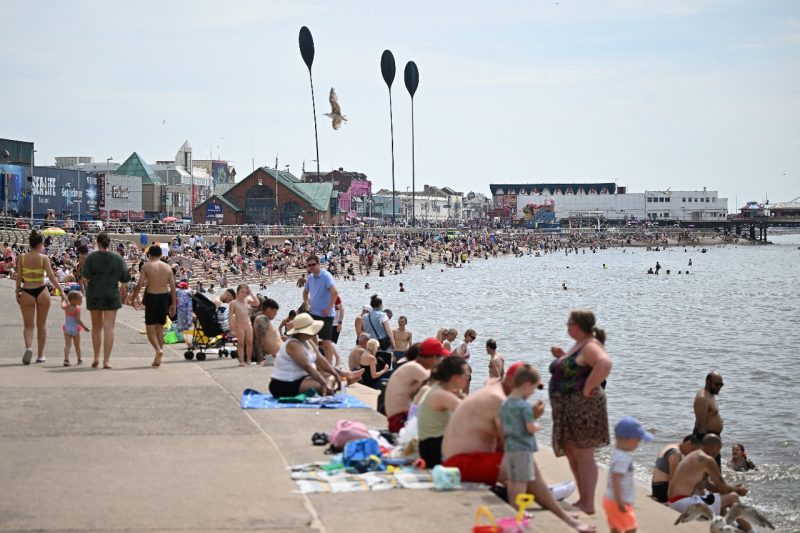 Visitantes aproveitam o sol e a praia em Blackpool, ao Noroeste da Inglaterra, em meio a calor intenso – Foto: cr&eacute;dito: Oli Scarff/AFP/ND