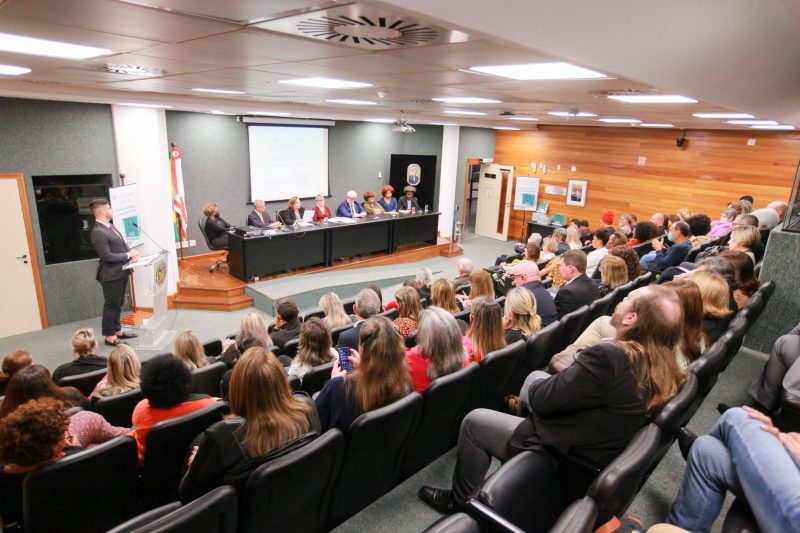 Lan&ccedil;amento do livro foi realizado no Plenarinho da ALESC – Foto: Vicente Schmitt/Ag&ecirc;ncia AL/Divulga&ccedil;&atilde;o/ND