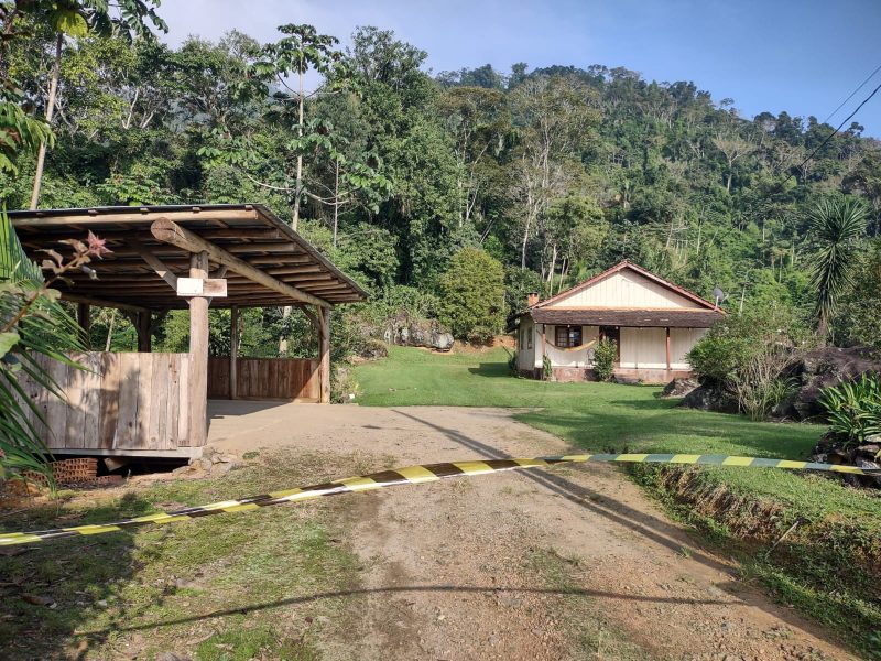 Casal foi encontrado na casa onde morava no bairro Araponguinhas em Timb&oacute; – Foto: Franciele Cardoso/NDTV