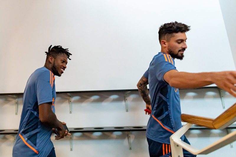 Brasileiros Fred e Alex Telles na reapresentação do United