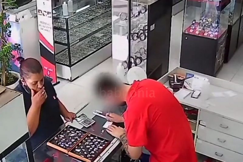 C&acirc;mera registrou o momento em que mulher “guardou” anel na boca – Foto: Reprodu&ccedil;&atilde;o/Internet