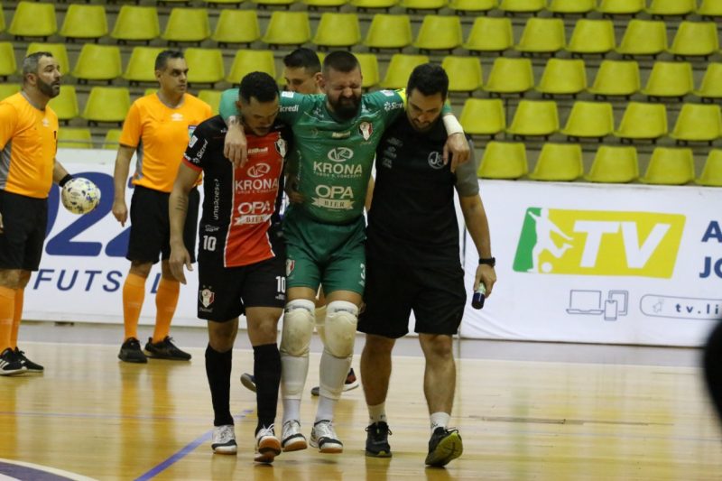 Willian se lesionou no jogo contra o Taubat&eacute;, pela Liga Nacional – Foto: Juliano Schmidt/JEC Futsal/Divulga&ccedil;&atilde;o