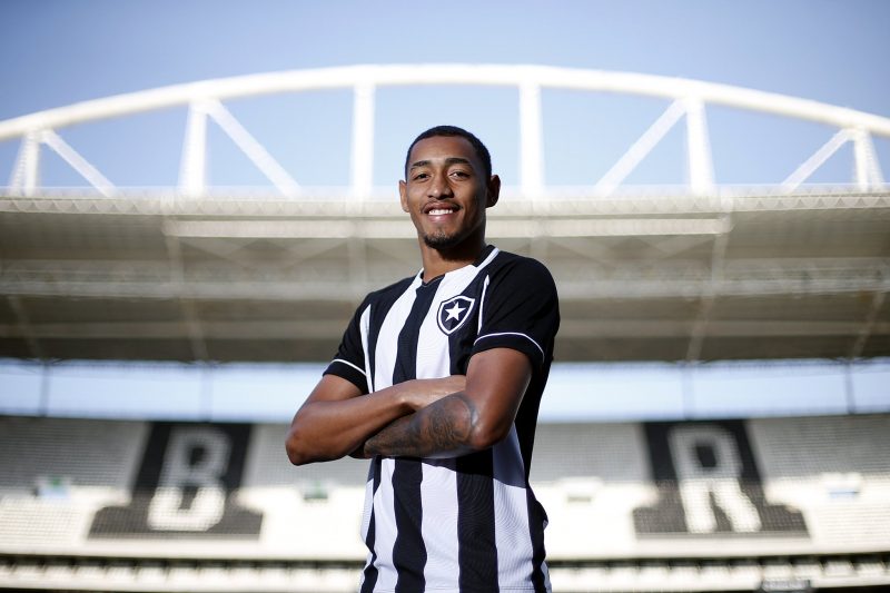 Lateral Ryan chegou para ajudar a equipe alvinegra &mdash; Foto: Botafogo/ND