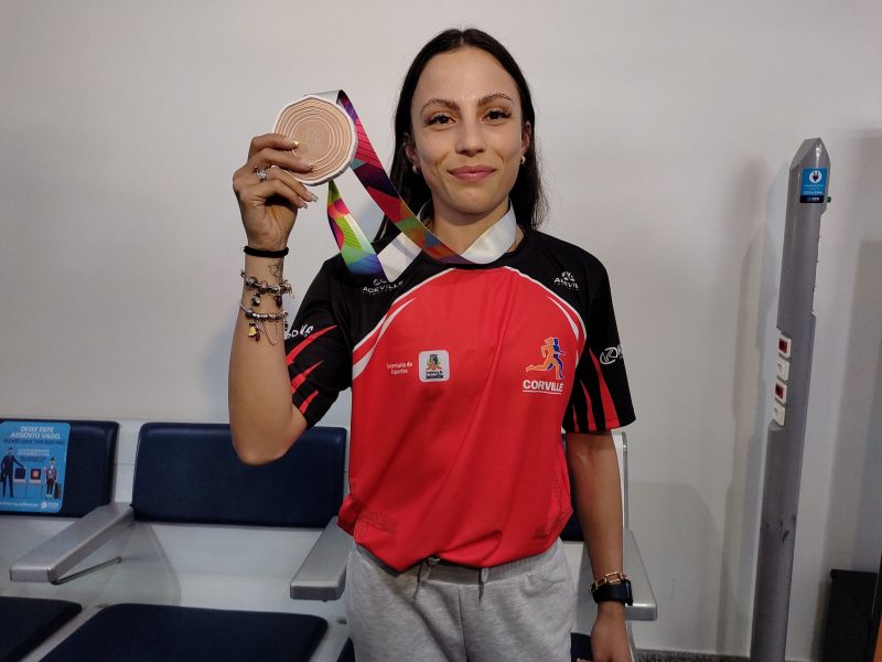 Leticia Oro Melo desembarcou em Joinville por volta das 14h50 desta ter&ccedil;a-feira (26) – Foto: Drika Evarini/ND