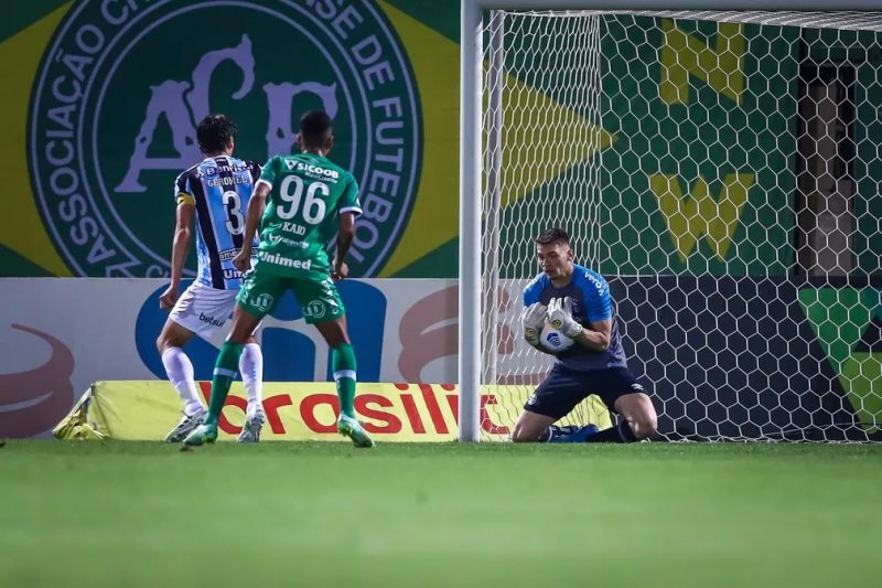 Gabriel Grando, em vit&oacute;ria sobre a Chape &mdash; Foto: Lucas Uebel/Gr&ecirc;mio/ND