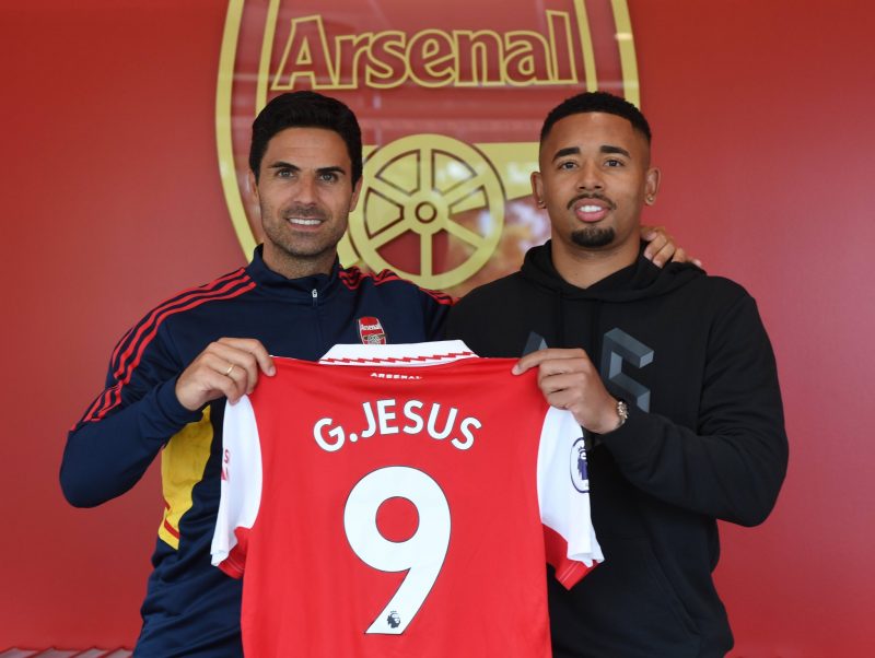 Gabriel Jesus ao lado do t&eacute;cnico Arteta – Foto: Arsenal/Divulga&ccedil;&atilde;o