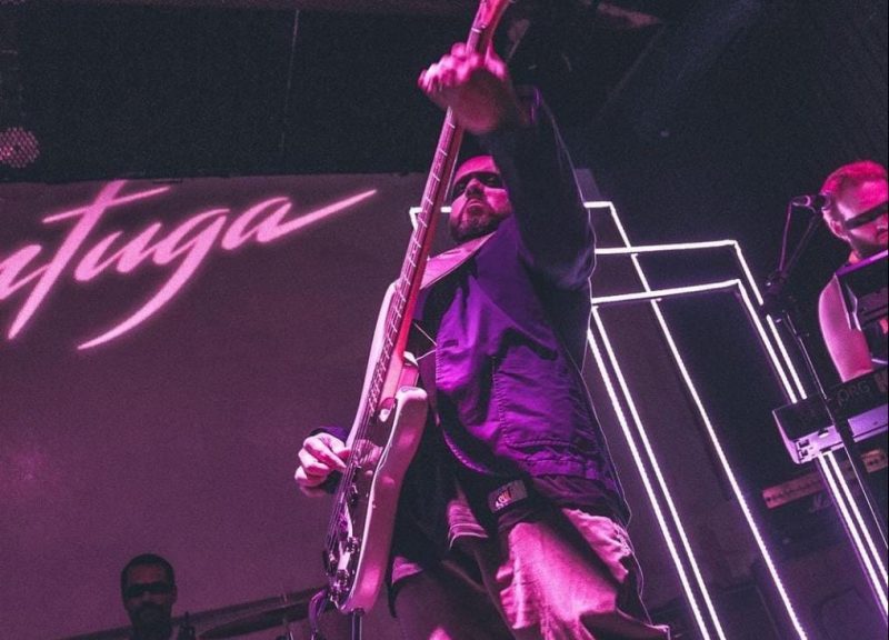 Al&eacute;m de propriet&aacute;rio do C&eacute;lula Showcase, Geraldo tamb&eacute;m toca na banda Enfuga – Foto: Elisa Imperial/Divulga&ccedil;&atilde;o/ND