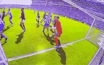 Goleiro esbarrou no jogador do Ava&iacute; que estava de costas para ele e o juiz e o Var viram falta – Foto: Redes sociais