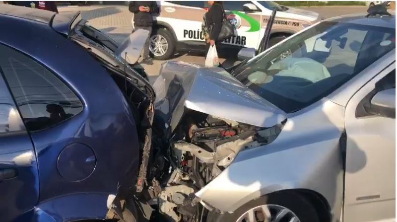 Acidente registrado na Avenida Max Scharamm teve colis&atilde;o entre tr&ecirc;s ve&iacute;culos- Foto: Divulga&ccedil;&atilde;o/GMF/ND