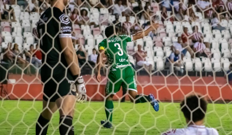 L&eacute;o comemora o gol de empate da Chapecoense – Foto: Tiago Meneghini/ACF
