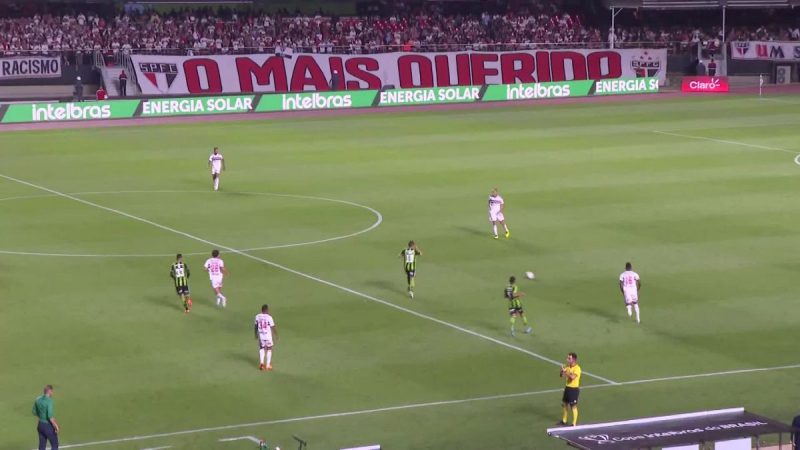 Luciano marcou de cabe&ccedil;a e deu a vit&oacute;ria ao S&atilde;o Paulo no Morumbi – Foto: Record TV/Reprodu&ccedil;&atilde;o/ND