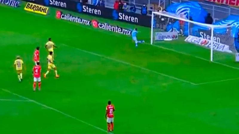 Tiago Volpi, ex-Figueirense, sofre gol incrível no Campeonato Mexicano