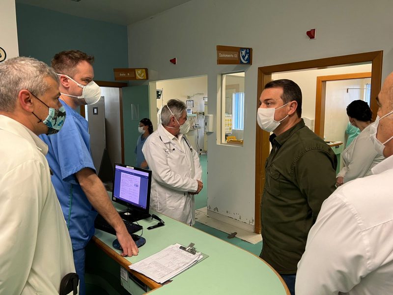O governador Carlos Mois&eacute;s esteve no Hospital Materno Infantil Santa Catarina na tarde deste domingo. – Foto: Divulga&ccedil;&atilde;o